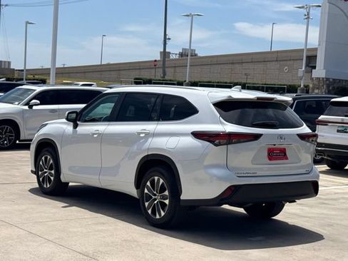 Used 2025 Toyota Highlander XLE FWD image 7
