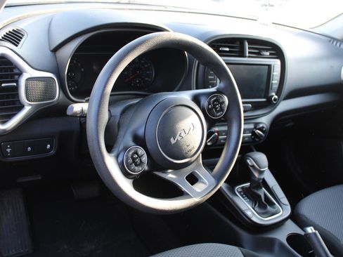 Used 2022 Kia Soul LX image 6