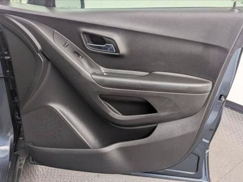 Used 2021 Chevrolet Trax LT w/ Premium Seat Package FWD image 22