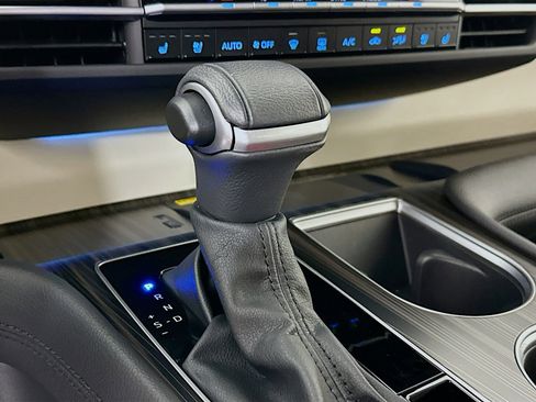 Used 2024 Toyota Sienna Platinum image 21