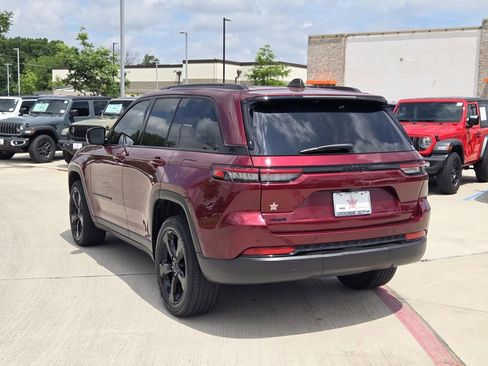 Used 2023 Jeep Grand Cherokee Altitude AWD/4WD image 4