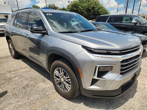 Certified 2025 Chevrolet Traverse LT w/ Driver Confidence Package FWD image 1