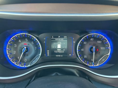 Used 2020 Chrysler Voyager Lxi image 23