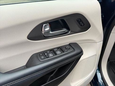 Used 2022 Chrysler Pacifica Touring-L image 12