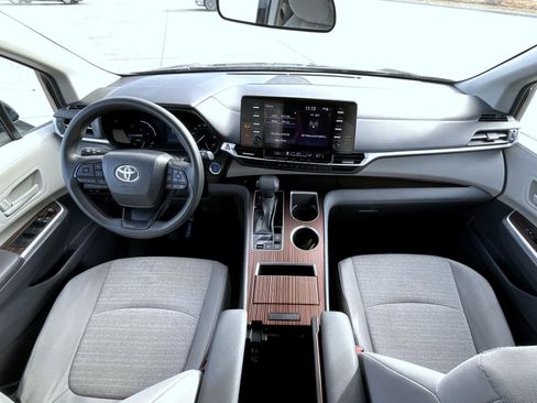 Used 2024 Toyota Sienna LE image 14