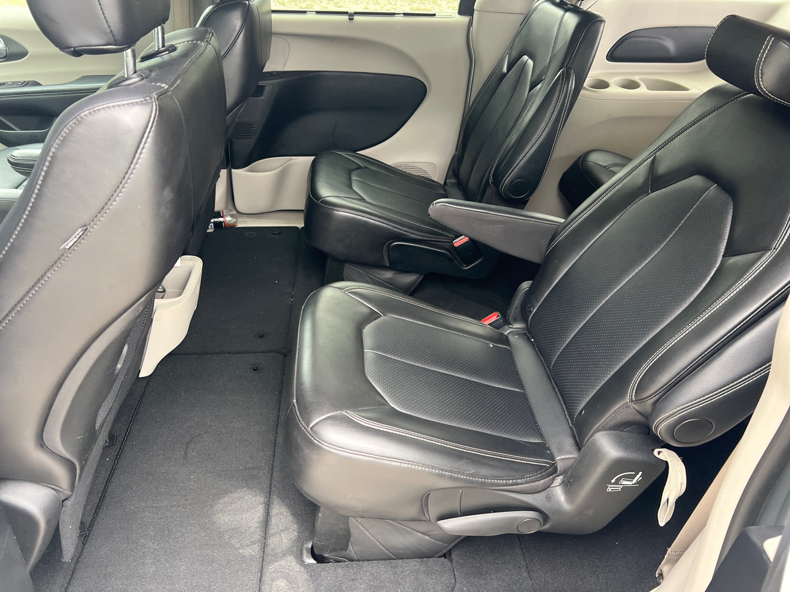 Used 2024 Chrysler Pacifica Touring-L FWD image 23