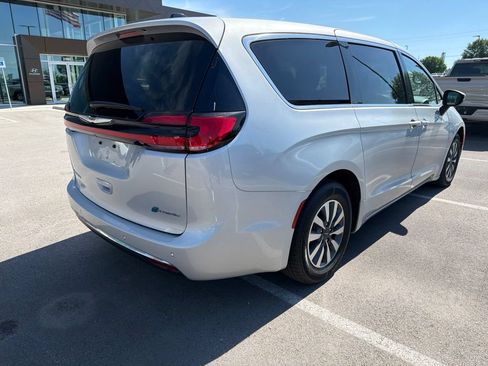 Used 2023 Chrysler Pacifica Touring-L FWD image 5