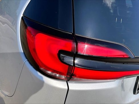 Used 2024 Chrysler Pacifica Touring-L FWD image 27