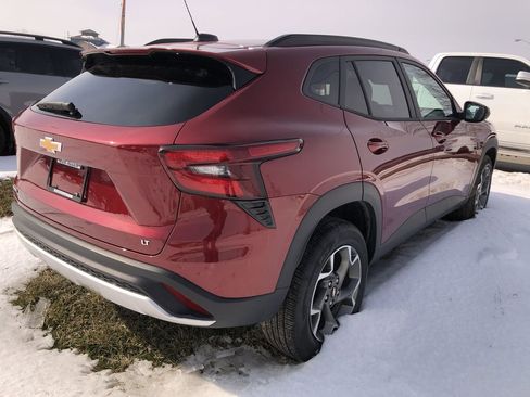 Used 2025 Chevrolet Trax LT w/ LT Convenience Package image 5