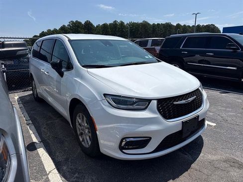 Used 2024 Chrysler Pacifica Touring-L FWD image 1