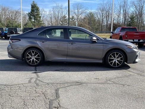 Used 2024 Toyota Camry SE image 6