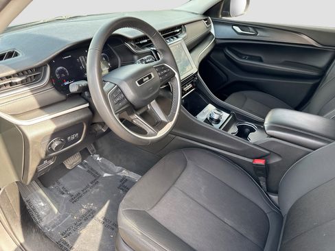 Used 2024 Jeep Grand Cherokee Laredo image 25