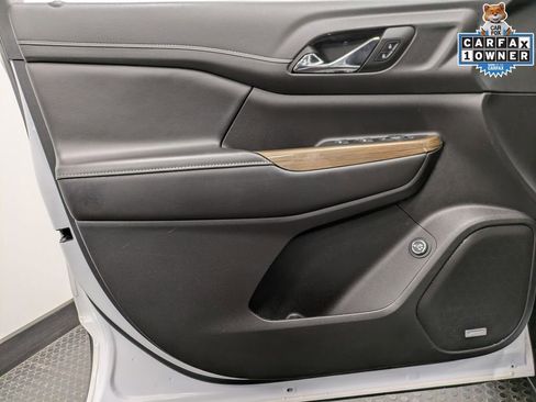 Used 2023 GMC Acadia SLE w/ Driver Convenience Package image 8