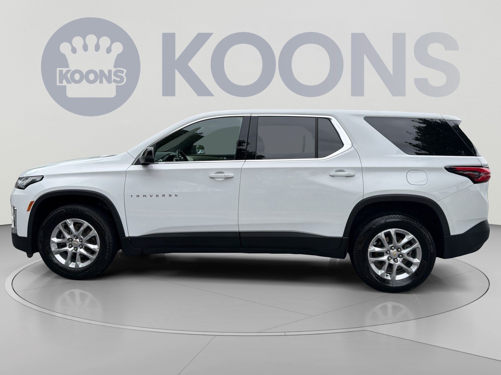 Used 2023 Chevrolet Traverse LS FWD image 2