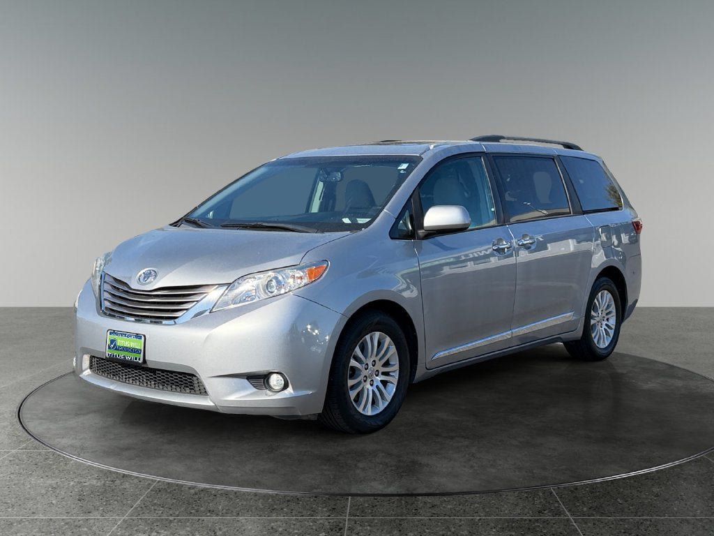 Used 2017 Toyota Sienna XLE w/ XLE Navigation Package FWD image 4