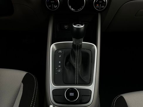 Used 2025 Hyundai Venue SEL image 24