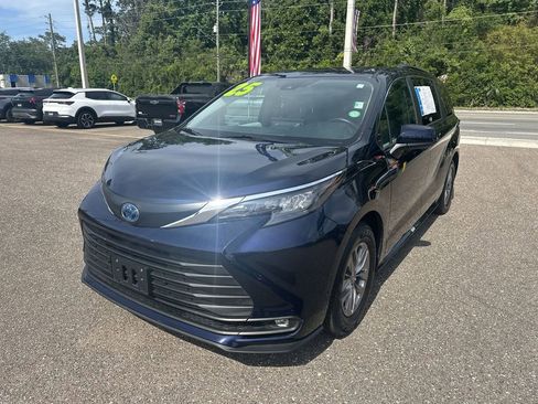 Used 2025 Toyota Sienna XLE FWD image 12