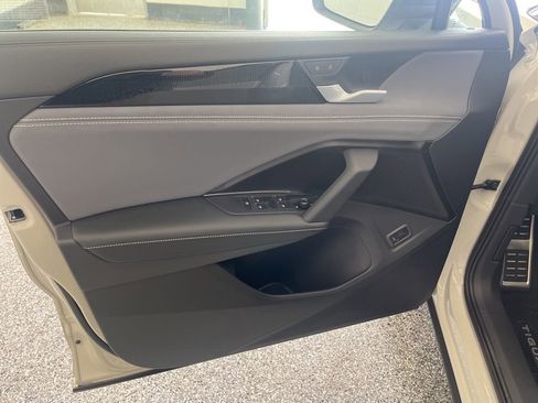 New 2026 Volkswagen Tiguan SE R-Line FWD image 12