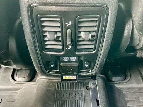 Used 2018 Jeep Grand Cherokee Limited image 33