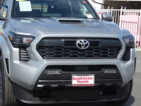 Used 2024 Toyota Tacoma TRD Sport w/ TRD Sport Upgrade Package image 4