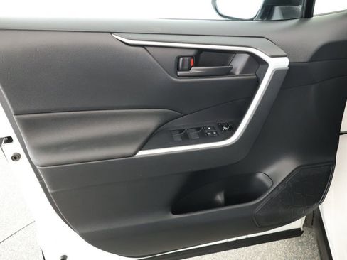 Used 2021 Toyota RAV4 SE image 9