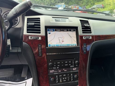 Used 2011 Cadillac Escalade Luxury AWD/4WD image 20