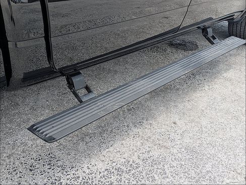 Used 2025 RAM 1500 Laramie w/ Advanced Safety Group II AWD/4WD image 13