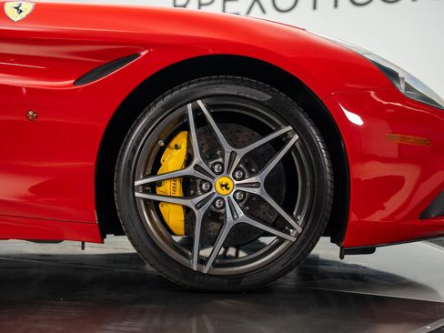 Used 2015 Ferrari California T image 5