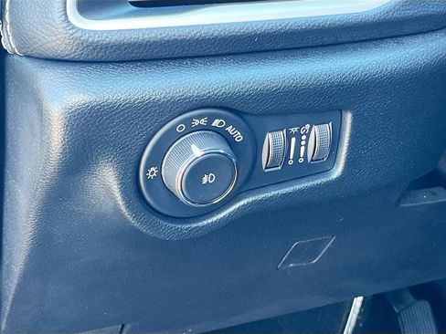 Used 2025 Chrysler Pacifica Select AWD/4WD image 8