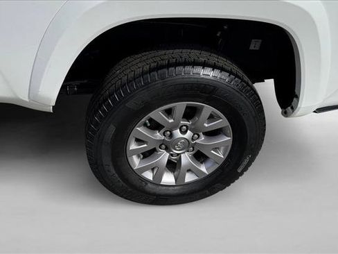 Used 2017 Toyota Tacoma SR5 w/ SR5 Appearance Package (SM) RWD image 9