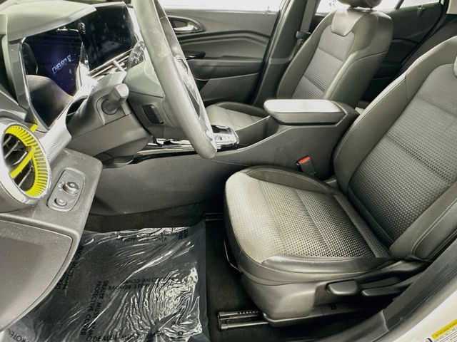Used 2025 Chevrolet Trax LT FWD image 9