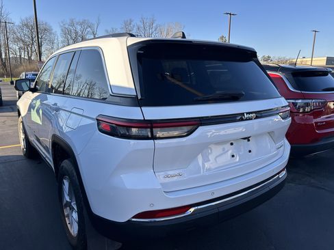 Used 2023 Jeep Grand Cherokee Laredo X image 6