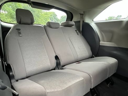 Used 2023 Toyota Sienna LE FWD image 38