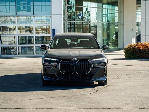 Used 2025 BMW 760i xDrive w/ Executive Package image 2