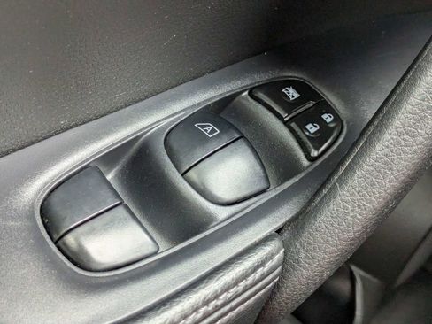 Used 2015 Nissan Rogue S image 22