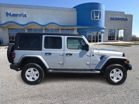 Used 2018 Jeep Wrangler Unlimited Sahara w/ Cold Weather Group AWD/4WD image 5