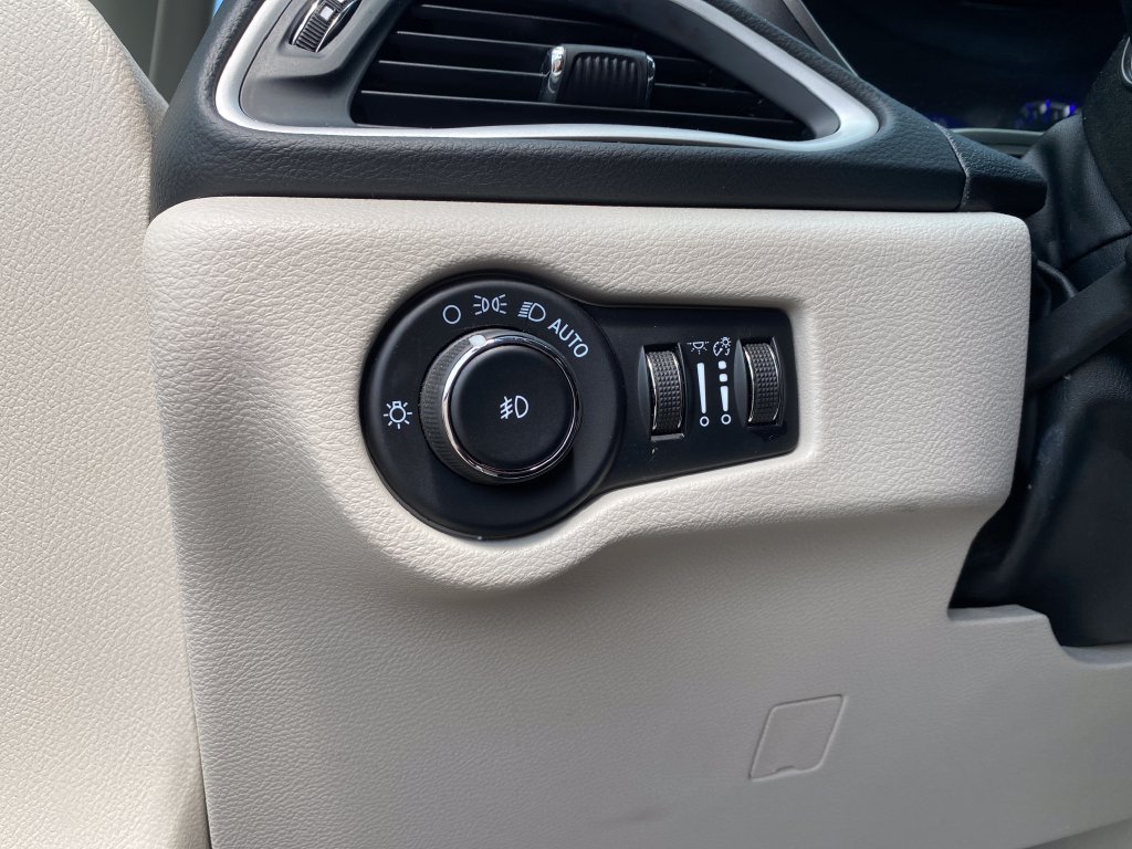 Used 2023 Chrysler Pacifica Touring-L FWD image 30