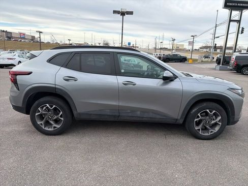 Used 2025 Chevrolet Trax LT w/ LT Convenience Package image 12