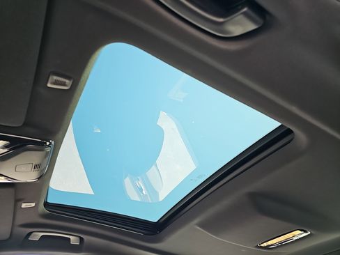 Used 2023 BMW 530e w/ M Sport Package image 30