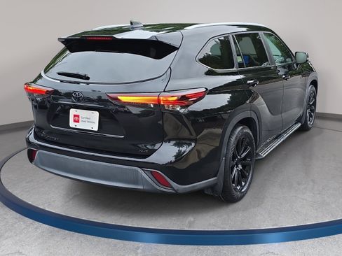 Used 2024 Toyota Highlander XLE FWD image 5