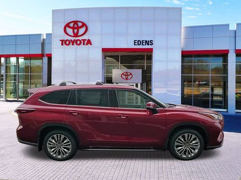 New 2025 Toyota Highlander Platinum image 2