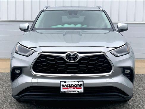 Used 2021 Toyota Highlander XLE FWD image 3