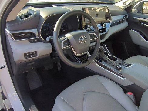 Certified 2025 Toyota Highlander Platinum image 9