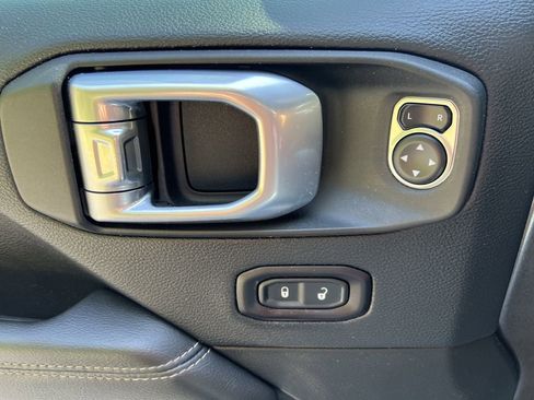 Used 2018 Jeep Wrangler Unlimited Sahara image 13