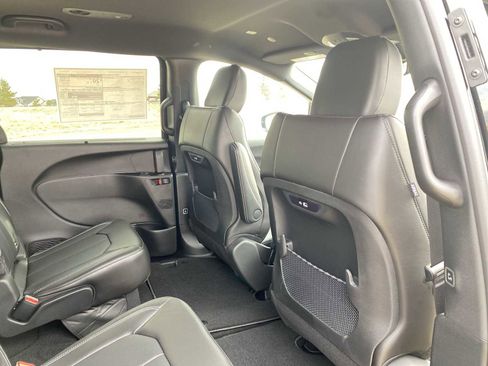 New 2026 Chrysler Pacifica Select image 32