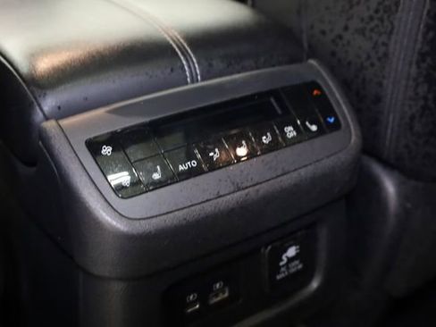 Used 2024 Nissan Pathfinder Platinum image 29