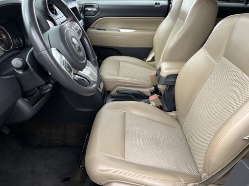 Used 2016 Jeep Compass Latitude image 18