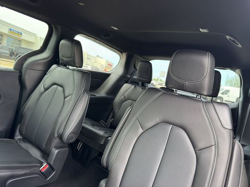 New 2026 Chrysler Pacifica Select FWD image 31
