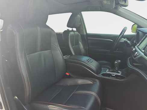 Used 2019 Toyota Highlander SE w/ Nightshade Edition AWD/4WD image 12