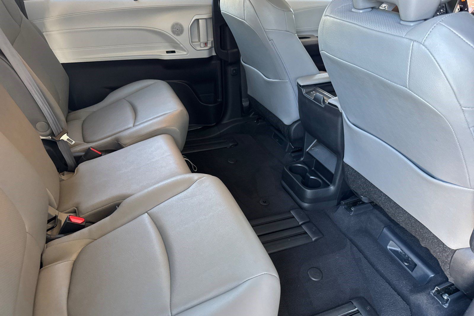 Used 2025 Toyota Sienna XLE FWD image 33